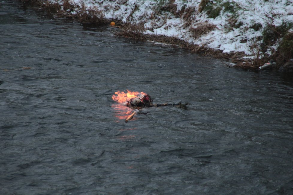 Smrtka je zapálena a hozena do řeky, která všechno odnese pryč. Vše špatné se zimou má odejít, odplavit se.