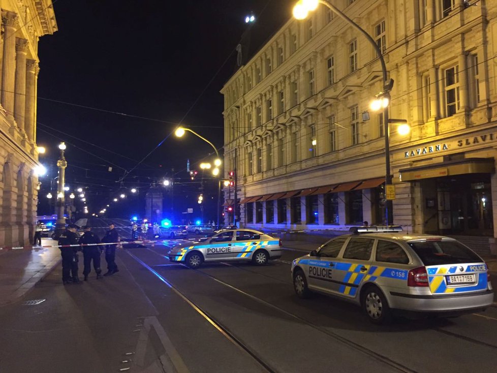 Tramvaj v noci usmrtila v Praze ženu, tělo zůstalo ležet u Národního divadla.