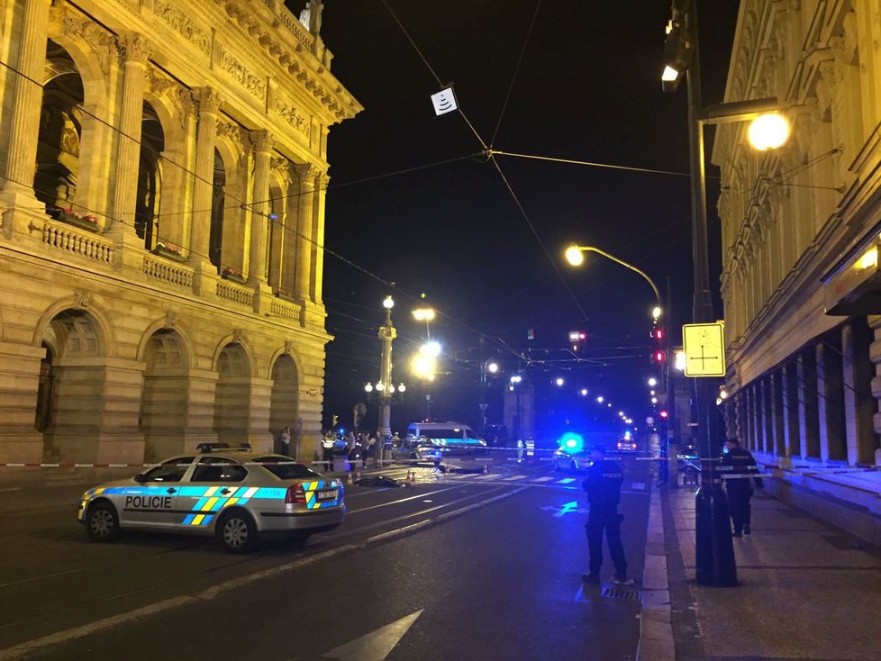 Tramvaj v noci usmrtila v Praze ženu, tělo zůstalo ležet u Národního divadla.