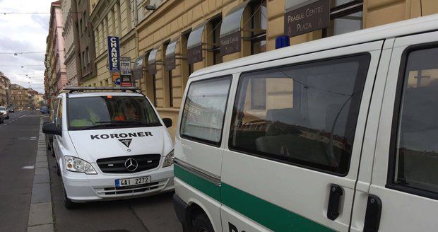 Policie rozplétá případ nálezu mrtvého muže ve vnitrobloku Fügnerova náměstí v Praze.