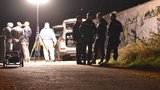 Hrůzný nález v Plzni: V křoví u garáží ležela mrtvola muže