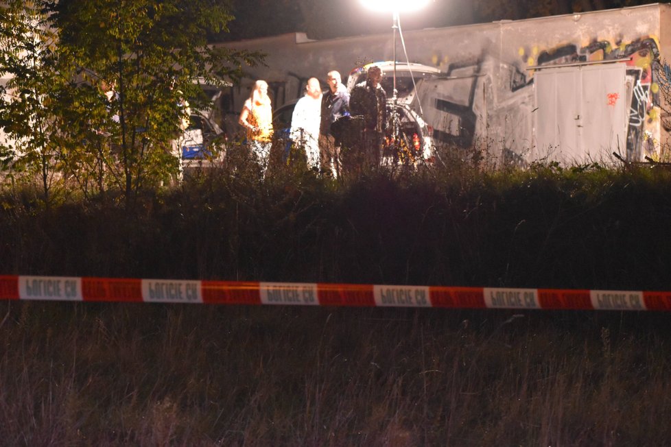 V Plzni našli nedaleko garáží mrtvolu muže.