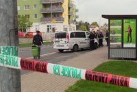 Na zastávce v Kbelích našli mrtvolu muže: Tělo bylo opřené o sedačky