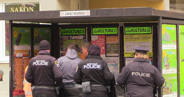 Na autobusové zastávce v Kbelích našli mrtvolu muže, nejspíš zemřel bez cizího zavinění.