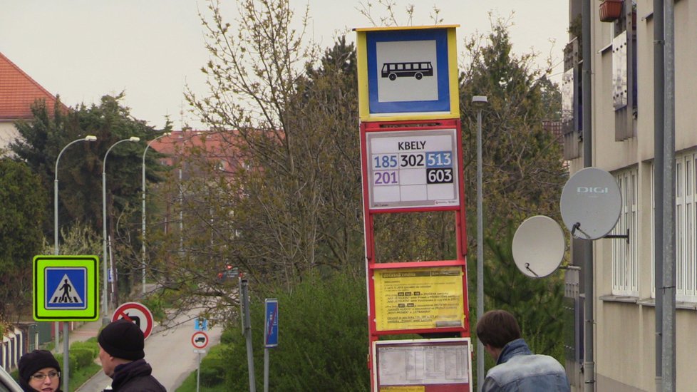 Na autobusové zastávce v Kbelích našli mrtvolu muže, nejspíš zemřel bez cizího zavinění.