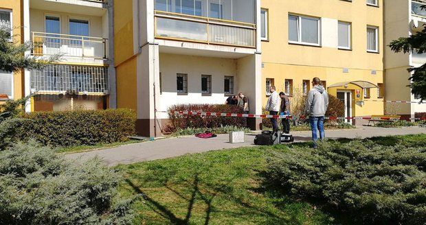 U zastávky v Bohnicích ležel muž. Zemřel v sanitce při převozu do nemocnice