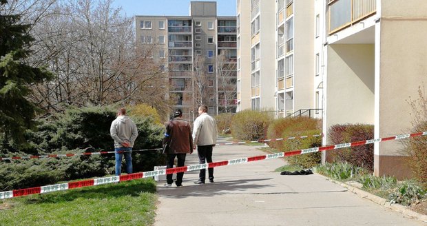 Tělo ležícího muže našli lidé dnes dopoledne v Bohnicích.