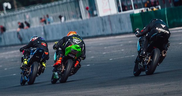 Tragédie na Masarykově okruhu: Dva motorkáři nepřežili start závodu šampionátu Alpe Adria!