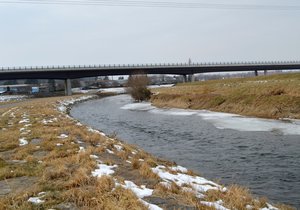 Cyklista (†68) sjel v těchto místech do řeky a začal se topit. Zemřel v nemocnici.