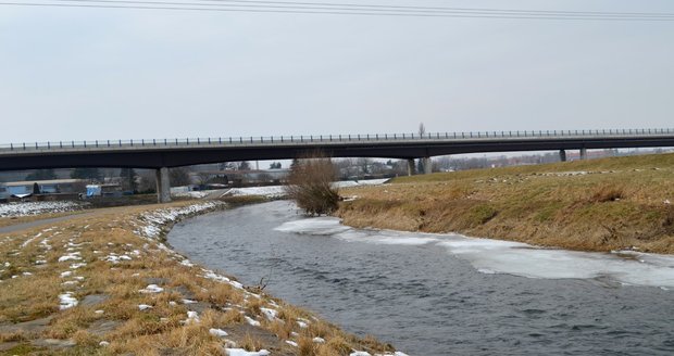 Cyklista (†68) sjel v těchto místech do řeky a začal se topit. Zemřel v nemocnici.