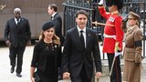 Premiér Trudeau čelí kritice: Británie smutnila za královnu, on zpíval na večírku v londýnském hotelu