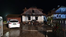 Při požáru v obci Ohrazenice zemřel jeden člověk.