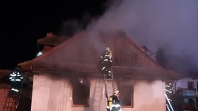 Při požáru v obci Ohrazenice zemřel jeden člověk.