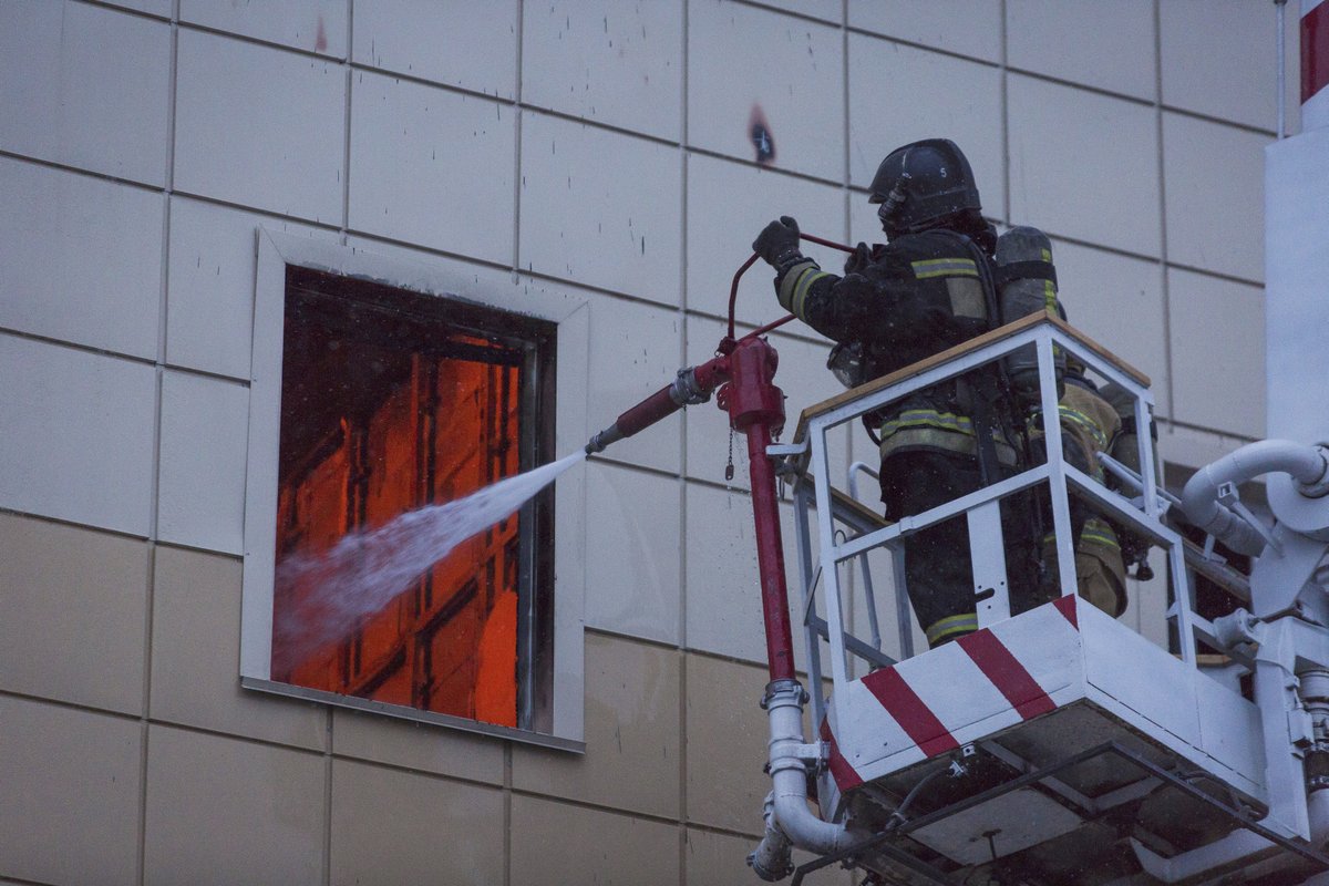 Nákupní centrum Zimnaja višňa zachvátilo ohnivé peklo.