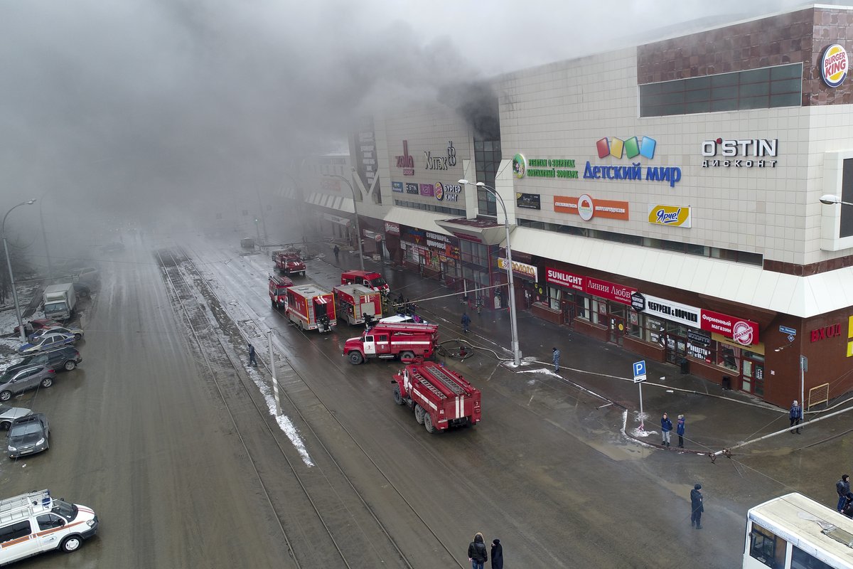 Nákupní centrum Zimnaja višňa zachvátilo ohnivé peklo.