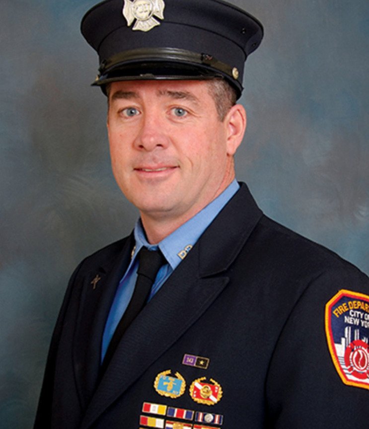 Newyorský hasič Daniel Foley (†46) byl jedním ze stovek hasičů, kteří v září 2001 zasahovali při a po teroristických útocích na Světové obchodní centrum. Na místě se nadýchal  zplodin, což u něj způsobilo rakovinu.