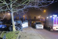 Tragédie ve Znojmě: Řidič se řítil vysokou rychlostí, naboural do stromu a zemřel