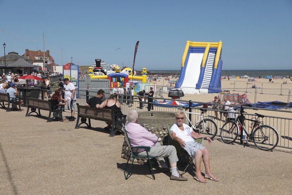 Na pláži byly dvě podobné atrakce. Pláž byla velmi vytížená, venkovní teploty o víkendu přesahovaly 21°C. „Lidé netušili, co se děje. Bylo to zoufale strašné a smutné,“ řekla Allardová.