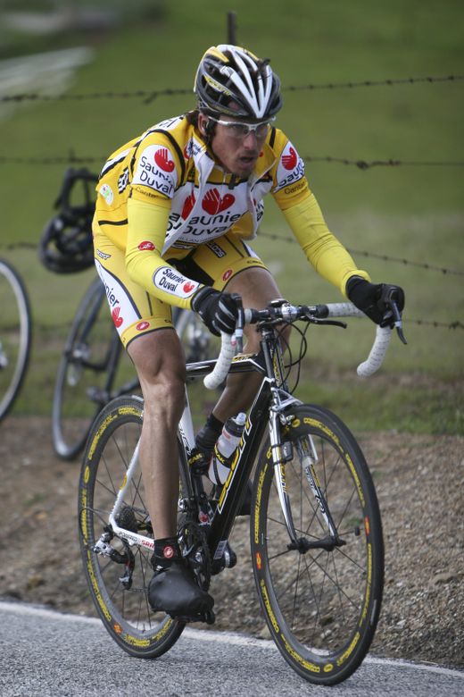 Španělský cyklista spadl na hlavu. Španělský cyklista spadl na hlavu.