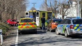 Smrtelná nehoda v Mnichovicích, kde osmasedmdesátiletý řidič nepřežil čelní střet s jiným vozem (12. dubna 2022)
