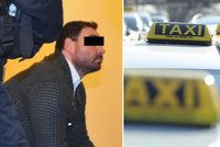 Taxikáře v Plzni prý ubil opilý klient: Předražoval jízdy, tvrdí o něm kolegové. Případ míří před soud