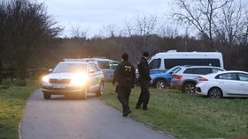 Rodinná tragédie u cyklostezky mezi Letňany a Čakovicemi! Policie řeší smrt tří lidí
