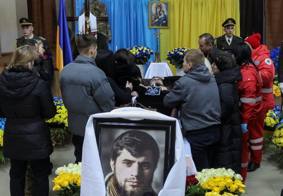 Lidé se naposledy rozloučili s ukrajinským důstojníkem Dmytrem „DaVinci“ Kotsiubaylem.