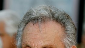 Ve věku 94 let zemřel legendární americký komik Mort Sahl.