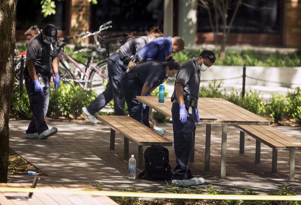 Další útok na americké škole: Student univerzity ubodal spolužáka, další tři zranil.