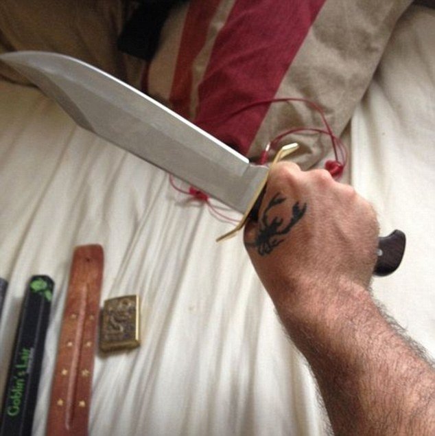 Mladík umístil na sociální síť fotky s noži.