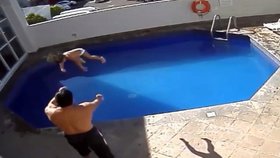 Mexičan házel bezbranné a zesláblé dítě neustále do vody.