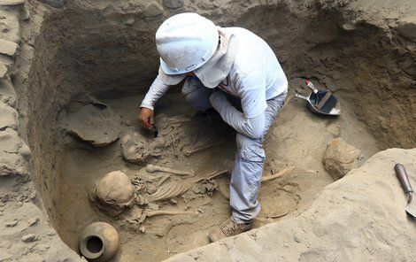 Archeologové něco takového ještě neviděli. Na kostrách je vidět, že obětem vyrvali srdce z hrudníku.