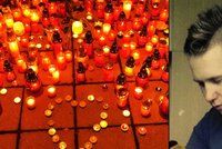 Tragédie ve Žďáře: Před školou hoří stovky svíček na památku ubodaného Petra