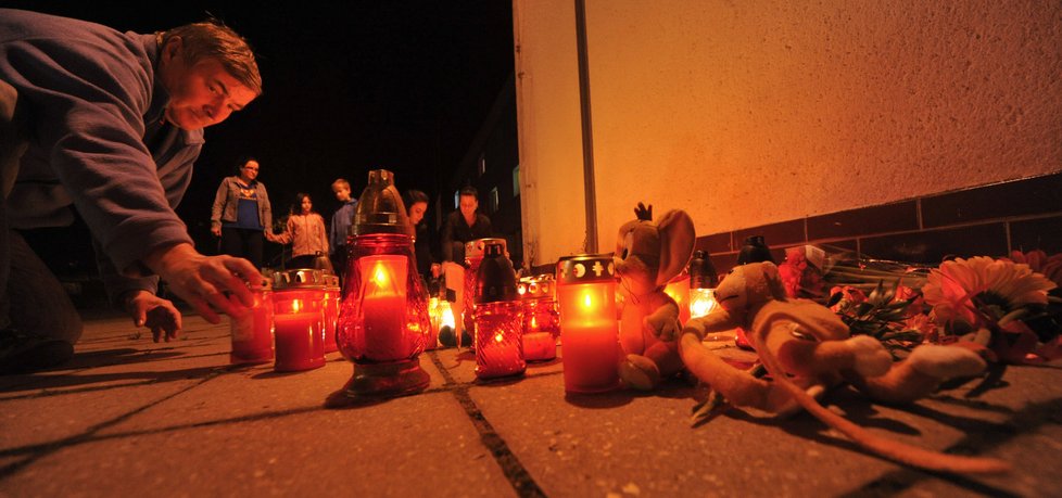 Před školou ve Žďáře vyrostl malý pomníček čítající stovky svíček