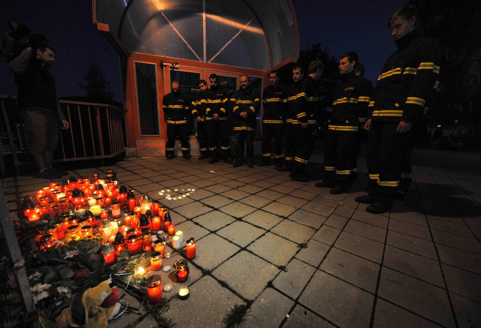 Před školou ve Žďáře vyrostl malý pomníček čítající stovky svíček.