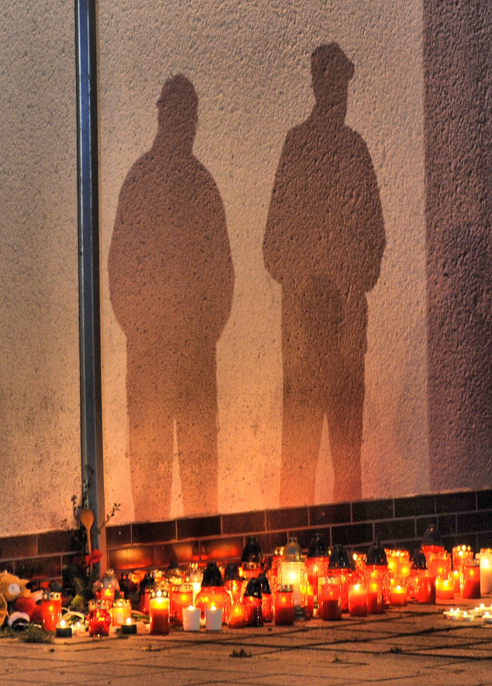 Před školou ve Žďáře vyrostl malý pomníček čítající stovky svíček