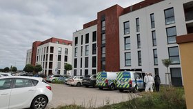 V bytovém domě v Kolíně našli policisté mrtvou osobu. Další těžce zraněnou převezli do nemocnice.