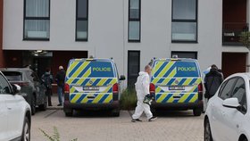 V bytovém domě v Kolíně našli policisté mrtvou osobu. Další těžce zraněnou převezli do nemocnice.
