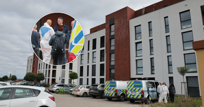 V bytovém domě v Kolíně našli policisté mrtvou osobu. Další těžce zraněnou převezli do nemocnice.