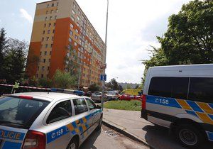 Evakuace na jihu Prahy: Hořelo v bytě, zemřela žena. Na místě se našel granát, dorazil pyrotechnik a mordparta.
