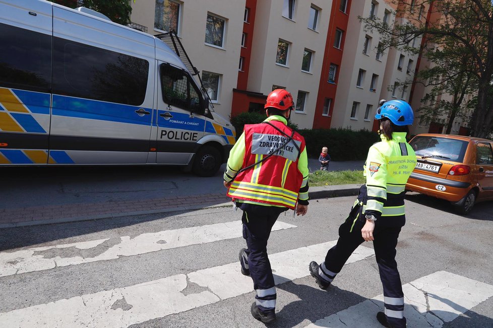 Evakuace na jihu Prahy: Hořelo v bytě, zemřela žena. Na místě se našel granát, dorazil pyrotechnik a mordparta.