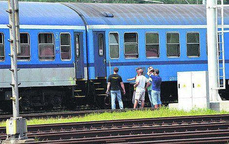 Rychlík Galán, z nějž v neděli vypadla tříletá dívenka, byl včera celý den testován v olomouckém depu kolejových vozidel.