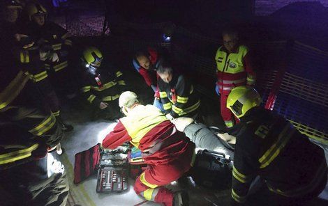 Záchranáři při resuscitaci.