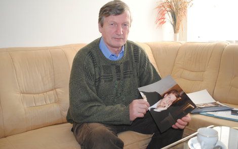 Karel Hart ukazuje fotku milovaného syna Viktora a lesknou se mu oči.
