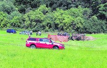 Těžká fůra hnoje převrátila traktor: Pod kabinou zemřeli 2 lidé!