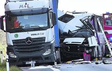 Srážka s nepojízdným kamionem: V autobuse zemřela cestující (†36)