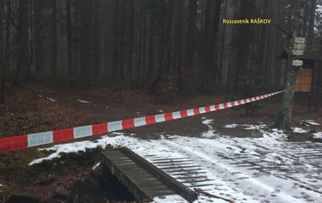Tělo bylo nalezeno kousek od rozcestníku Raškov.