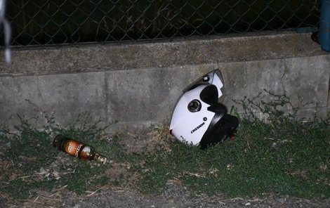 Na místě nehody po motorkáři zůstala jen helma a nedopitá láhev rumu.