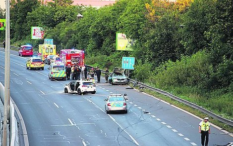 Auto policistů bylo úplně zdemolované.