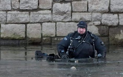 Instruktor z potápěčské školy Jaroslav Kočárek našel utonulého na dně.